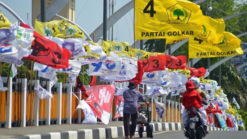 Satpol PP Benahi Jakarta yang 'Kebanjiran' Spanduk Partai