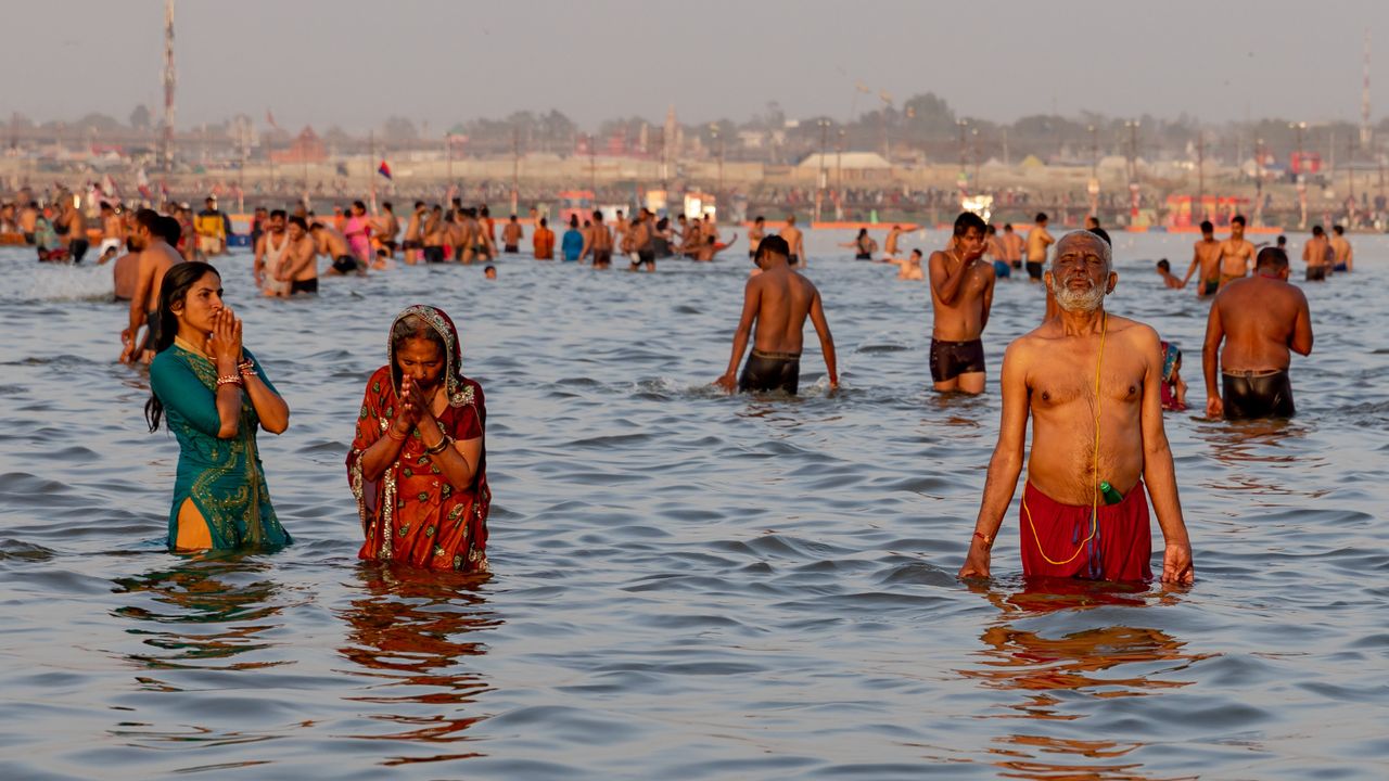 Kasus Corona Harian 184 Ribu, Warga India Tetap Ritual Mandi di Sungai Gangga