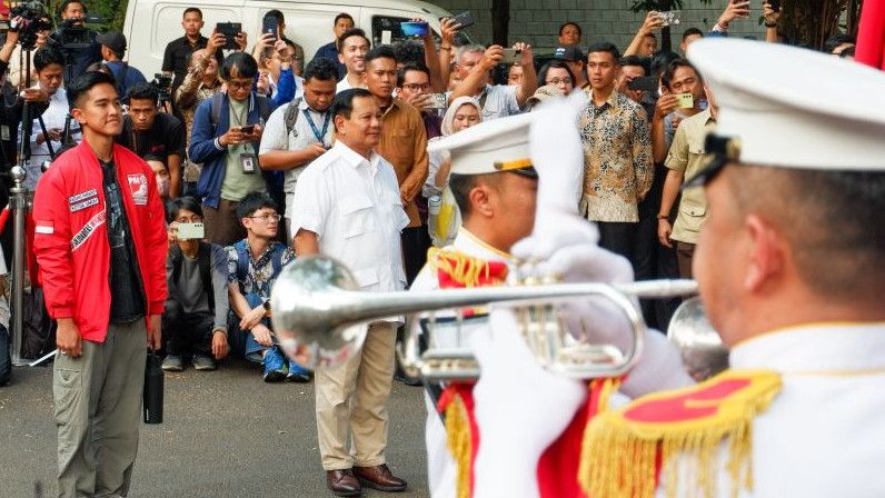 Momen Kaesang Disambut Mars PSI Saat Tiba di Kediaman Prabowo Subianto Sore Ini