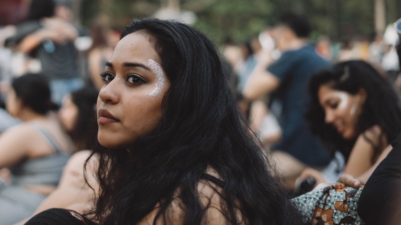 Tips Makeup Anti Luntur Buat Nonton Konser yang Wajib Disimak