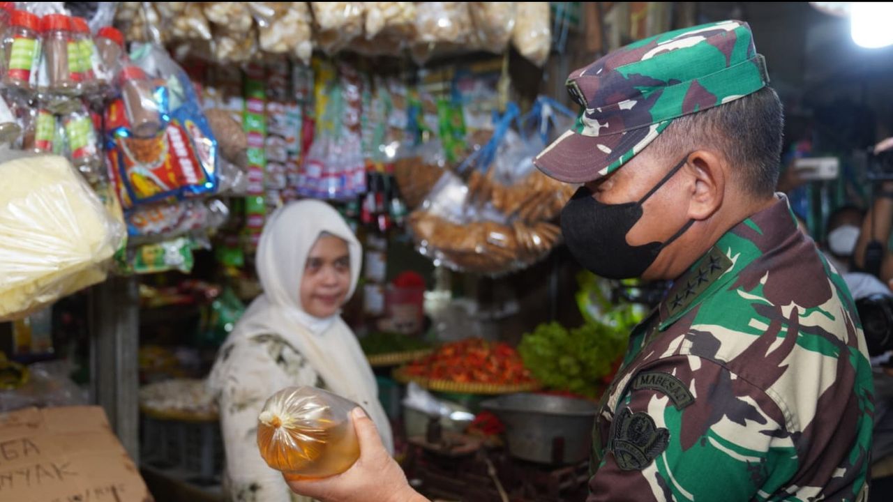 Aksi Kasad Jenderal Dudung Pantau Harga Minyak Goreng di Pasar Kramat Jati: Sekarang Sudah Turun Hanya Rp15.500