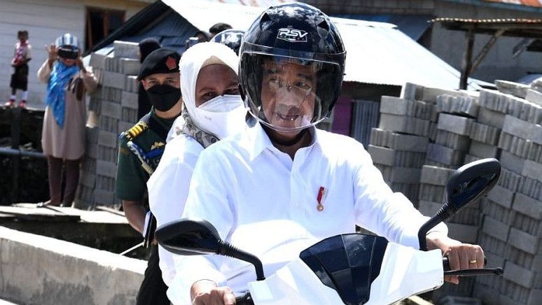 Momen Sweet Jokowi Bonceng Iriana Naik Motor Listrik Keliling Wakatobi