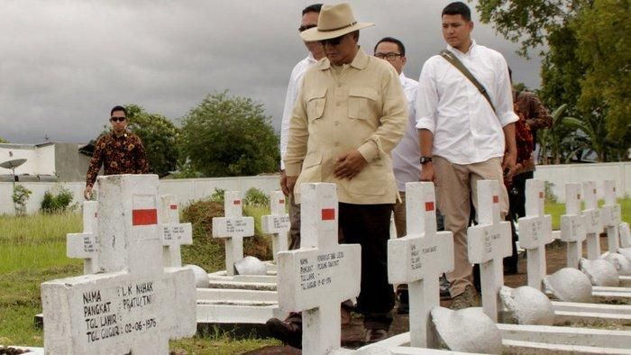 Prabowo Subianto ziarah di makam prajurit