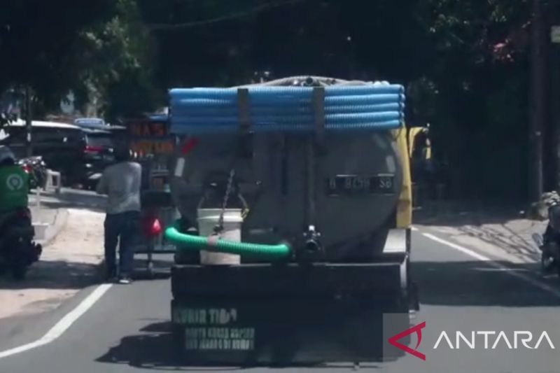 Viral Sopir Truk Buang Limbah Diduga Berisi Tinja di Gorong-Gorong Tanjung Duren Jakbar