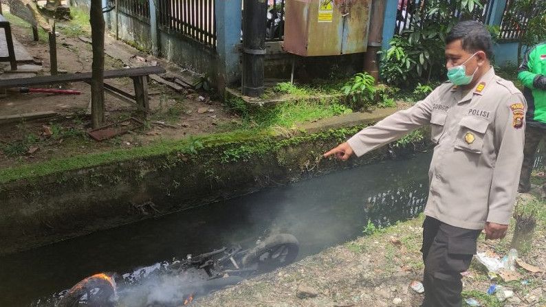 Sadis, Penjambret Dibakar Hidup-Hidup di Palembang, Aksi Berhenti karena Warga Iba