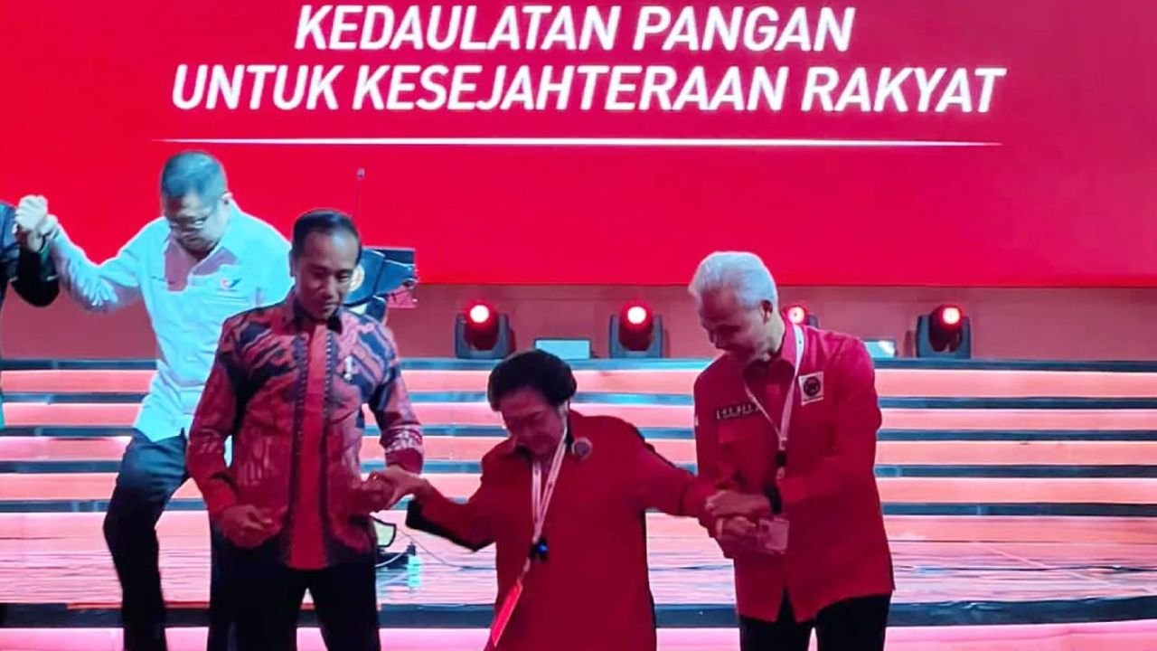 SMRC Klaim Jokowi Dukung Ganjar, Modal Lihat Mereka Gandeng Megawati di Acara PDIP