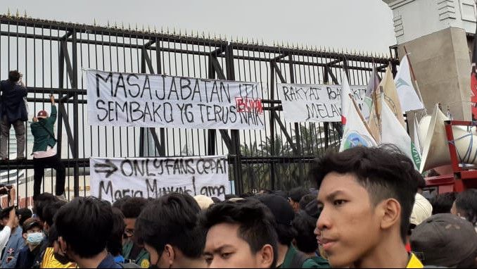 Demo 11 April di Jakarta: Jalan Depan DPR Ditutup, Massa Mahasiswa Semakin Banyak