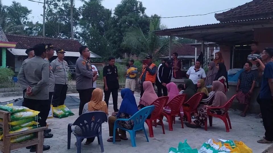 Polisi Beri Sembako ke Korban Puting Beliung Lampung, Ingatkan Jaga Situasi Jelang Pilkada