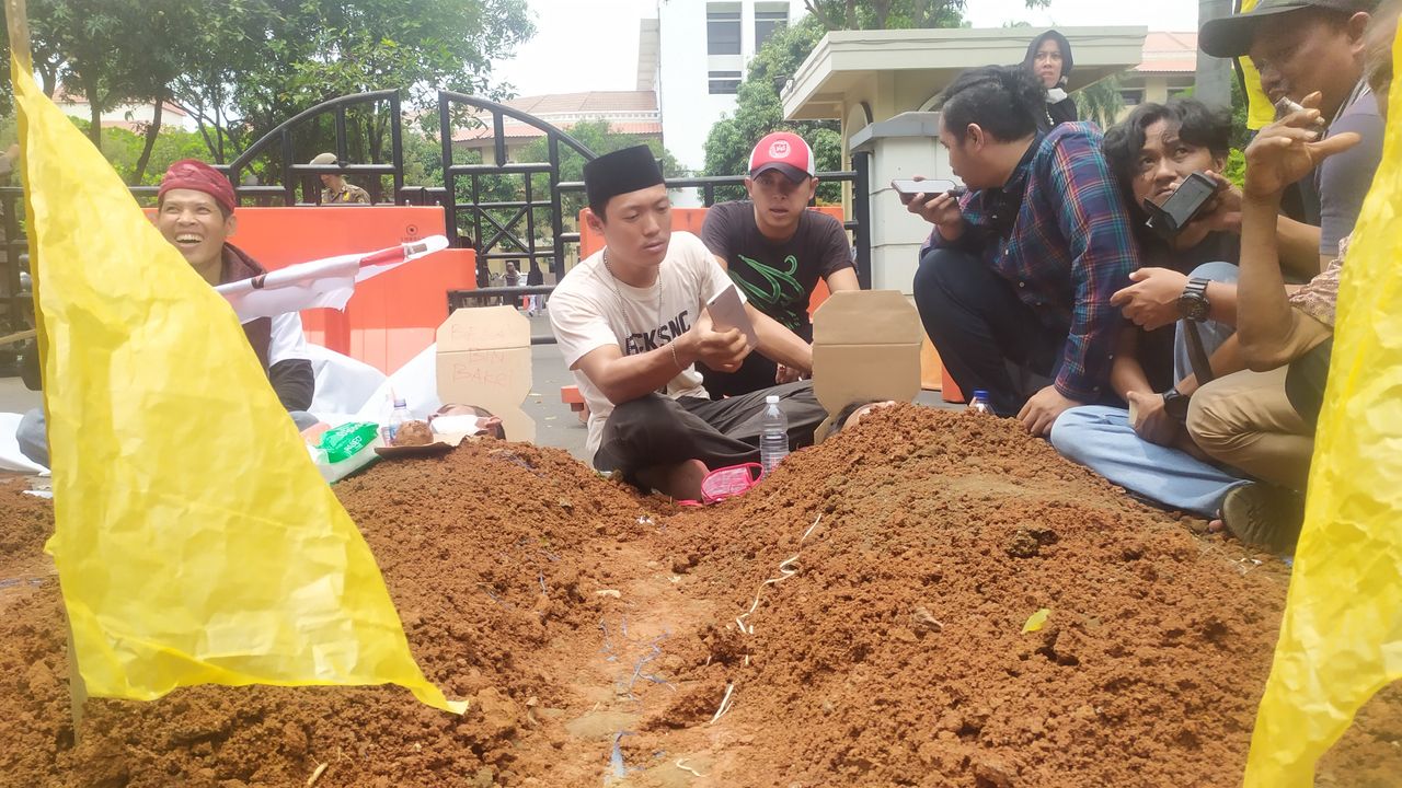 Tolak Penggusuran Makam Syekh Buyut Jenggot, Warga Tangerang Kubur Diri Depan DPRD