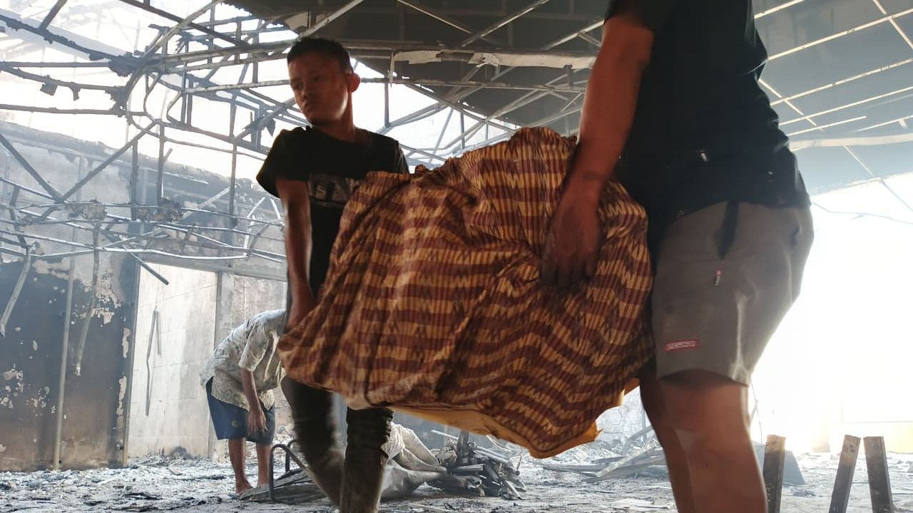 Warga Leluasa Ngonten dan Menjarah Barang Usai DPRD Makassar Hangus Terbakar