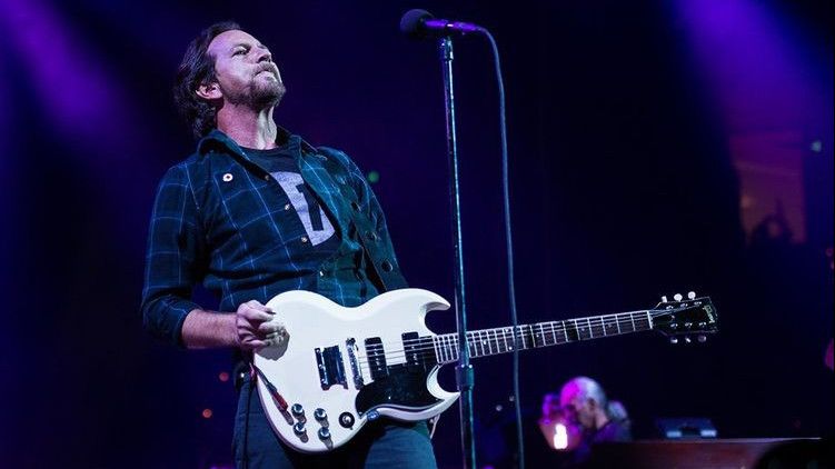 Bikin Fan Kecewa, Pearl Jam Batalkan Pertunjukan Karena Eddie Vedder Cedera Pita Suara