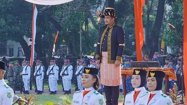 Kenakan Pakaian Adat Mandailing Saat Pimpin Upacara HUT Kemerdekaan, Bobby Nasution: Ini Pakaian Saat Nikah