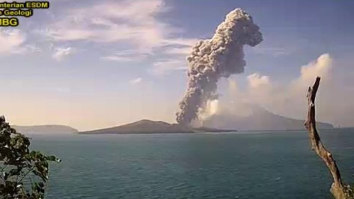 Status Siaga, Gunung Anak Krakatau Semburkan Abu Setinggi Tiga Kilometer