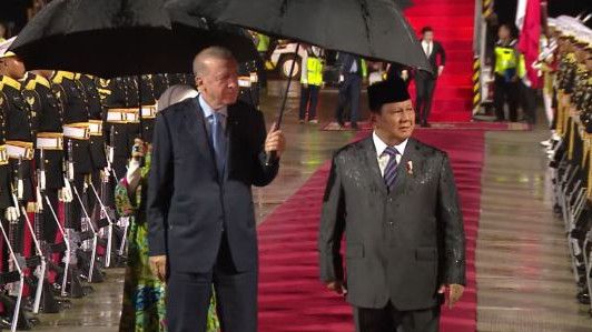 Presiden Turki Disambut Hujan Saat Tiba di Indonesia, Erdogan: Assalamualikum