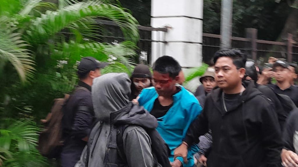 Ponsel Jurnalis ERA Nyaris Dirampas Polisi yang Ogah Direkam Saat Keroyok Pedemo