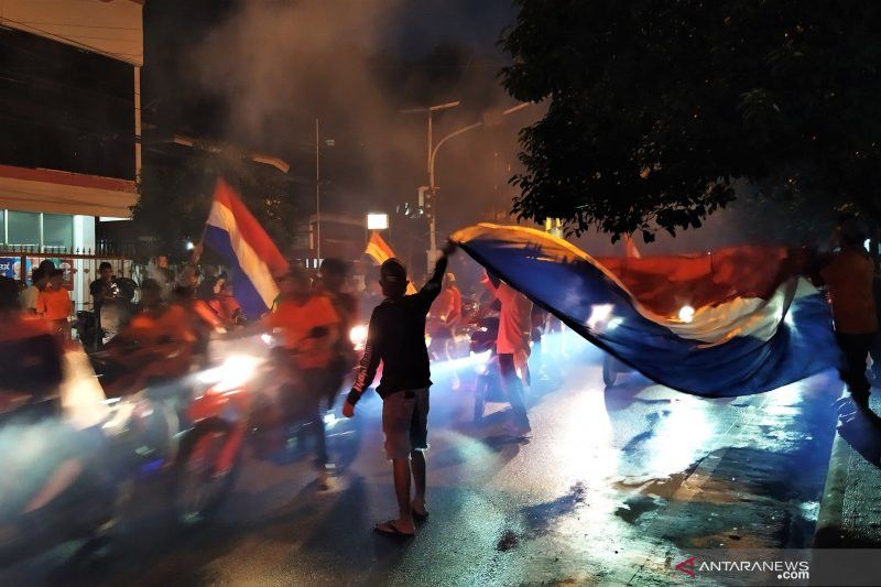 Fanatiknya Warga di Maluku, Terobos Adangan Polisi Saat Konvoi Kemenangan Timnas Belanda
