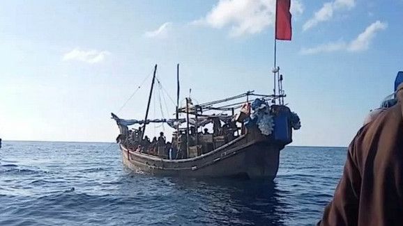 TNI AL Akhirnya Tarik Kapal yang Angkut 100 Pengungsi Rohingya di Perairan Aceh
