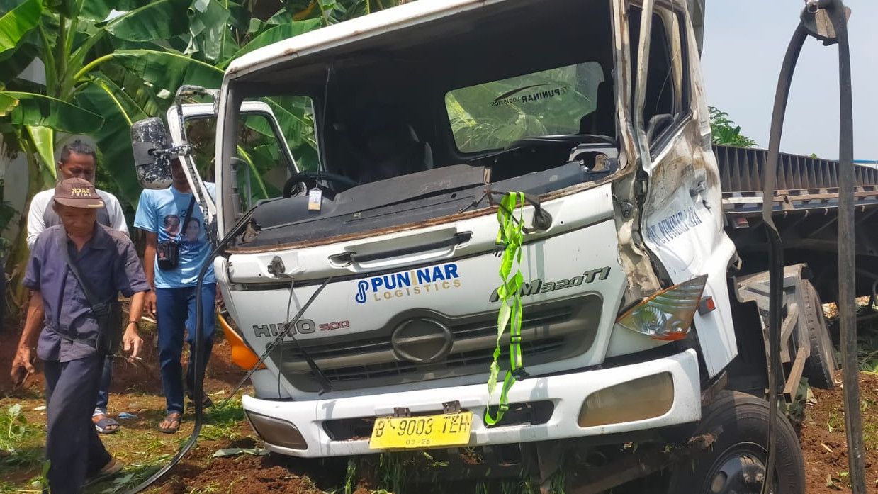 Truk Kontainer Terjun Bebas dari Atas Tol Cibitung