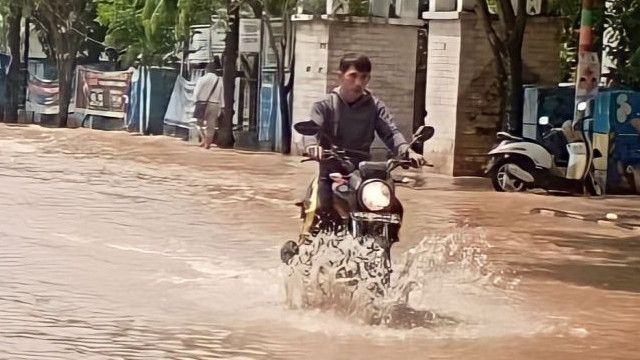 Banjir Setinggi 1,5 Meter Rendam Jalan di OKU Sumsel, Bikin Lalu Lintas Lumpuh