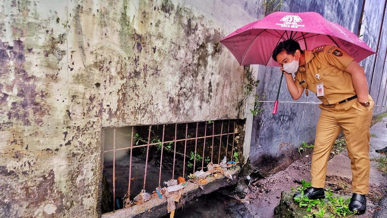 Mirip Jokowi, Wali Kota Solo Gibran Rakabuming Hujan-Hujanan Cek Gorong-Gorong yang Rawan Banjir