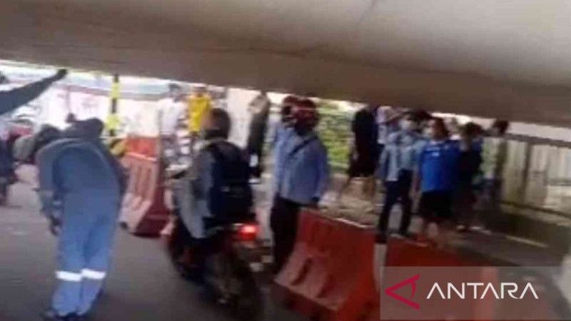 Viral! Video Girder Kereta Cepat Nyaris Sundul Pengendara di Bekasi