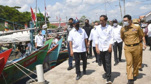 Momen Jokowi dan Ridwan Kamil Dicurhati Nelayan Cirebon Soal Kelangkaan Solar