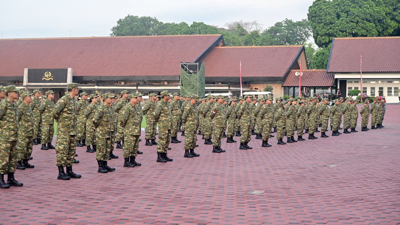 Momen Prabowo Senam Pagi Bersamaa Kabinet Merah Putih di Akademi Militer Magelang Jateng