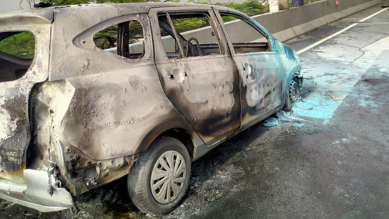 Mobil Tiba-Tiba Terbakar di Tol Layang Kemayoran, Diduga karena Korsleting Listrik