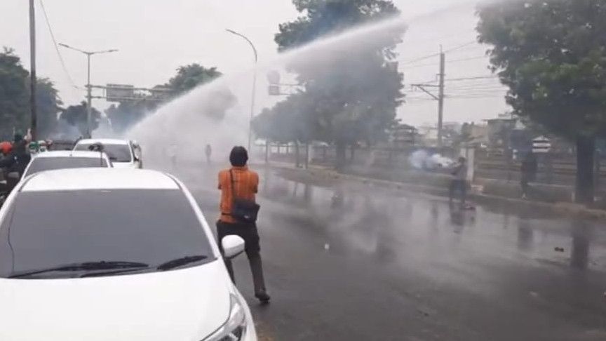 Breaking News: Polisi Bentrok dengan Pendukung Rizieq Shihab di Kawasan Pondok Kopi