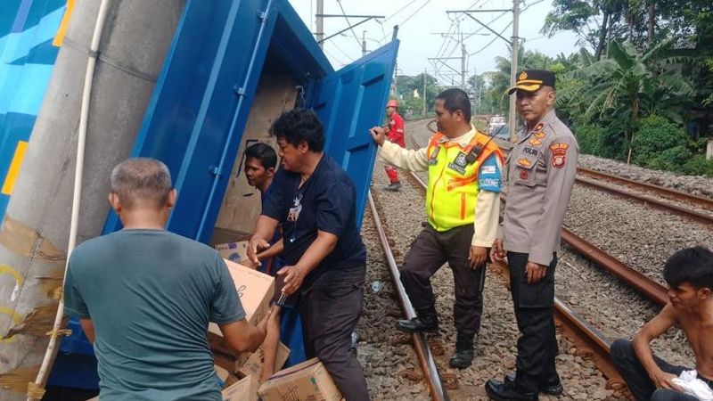 Penyebab KRL Rangkasbitung-Tanah Abang Terhenti: Truk Gagal Putar Balik ...