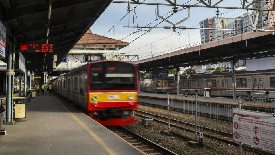 Pagar Stasiun Cikini Dibuat Tambah Tinggi, Penumpang Doyan Manjat Siap Patah Hati