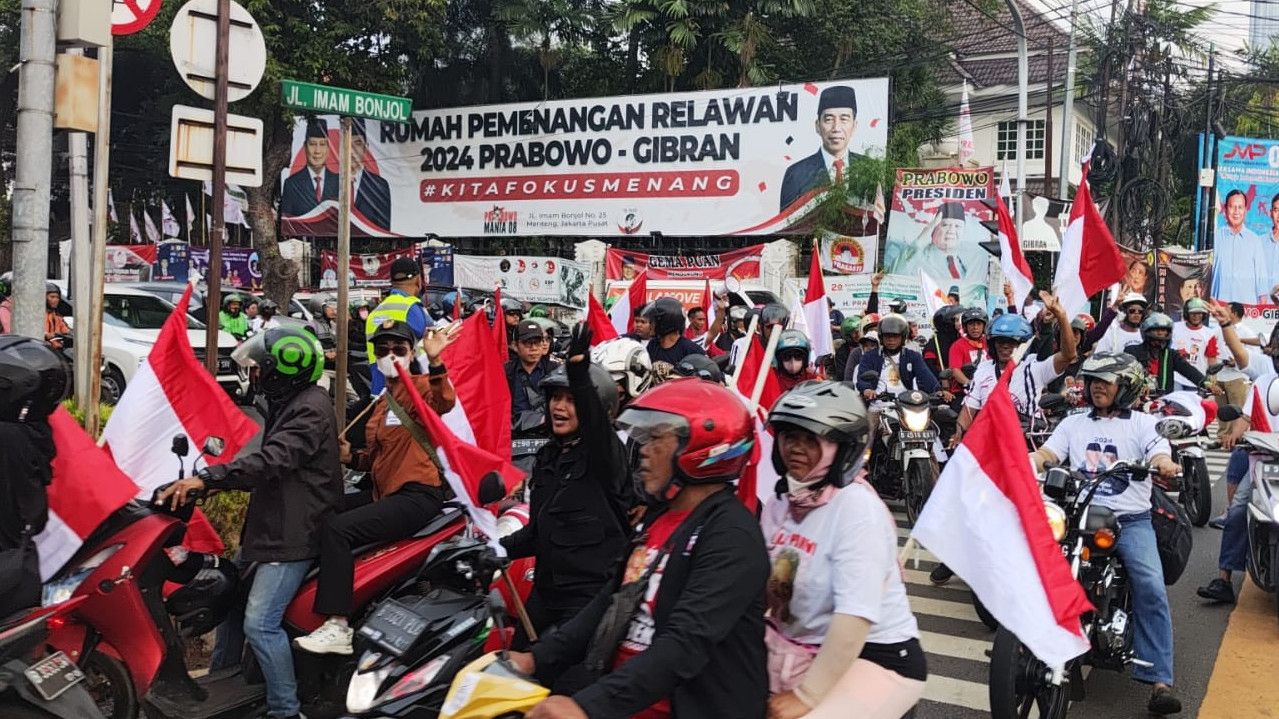 Jelang Debat Capres, Pendukung Ganjar Geber-geber Motor di Depan Rumah Pemenangan Prabowo di Jakpus