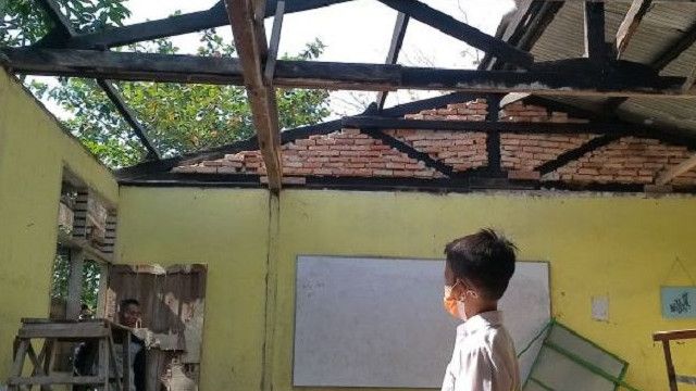 Nekat! 30 Lembar Seng Atap SD Negeri 05 Desa Baru Kampar Dicuri, Para Murid Menangis