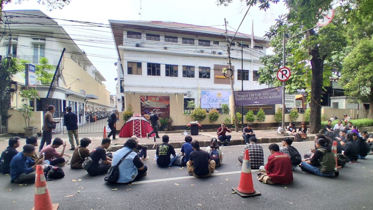 Dirikan 'Tenda Demokrasi' di Komnas HAM, Mahasiswa Desak Kasus Andrie Yunus Diusut Tuntas