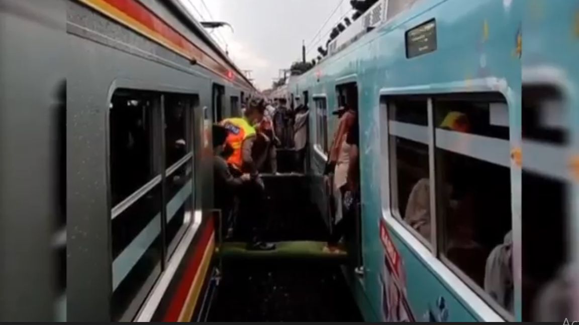 Viral Video Detik-detik Evakuasi Penumpang KRL Menggunakan Kursi Kereta Karena Mogok, Ini Penjelasan PT KAI