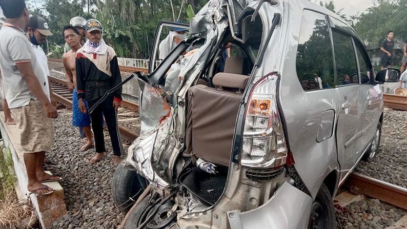 Terobos Palang Pintu Perlintasan, Mobil Minibus Ditabrak KA Bangunkarta di Banyumas, 1 Orang Meninggal Dunia