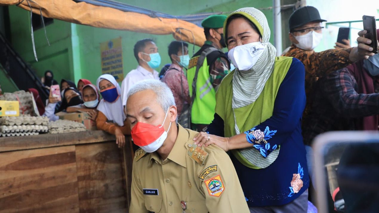 Momen Ganjar Dipijat Pedagang Telur Asin di Brebes Saat Dampingi Jokowi
