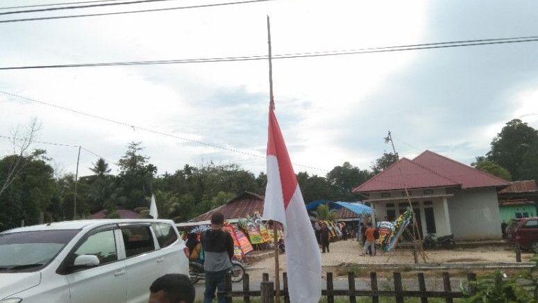 Detik-Detik Pelepasan Jenazah Letda Moh Iqbal, Anggota TNI Asal Konawe yang Tewas Diserang KKB Papua, Warga Kibarkan Bendera Setengah Tiang