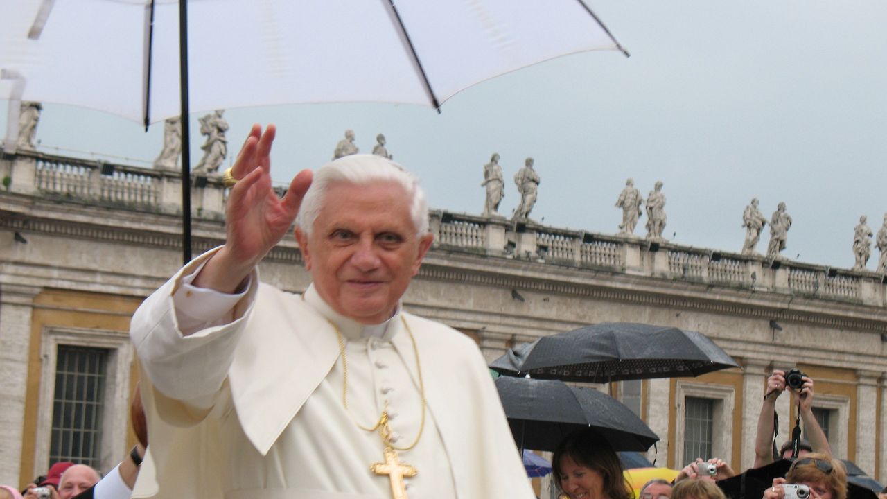 Jenazah Paus Emeritus Benediktus XVI Akan Dipajang Senin Besok untuk Umat Katolik