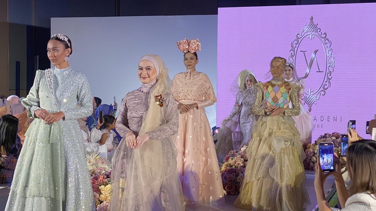 Terinspirasi dari Film Kartun Cinderella, Desainer Yanti Adeni Mainkan Motif Flowery Print untuk Koleksi Baju Lebaran 2023