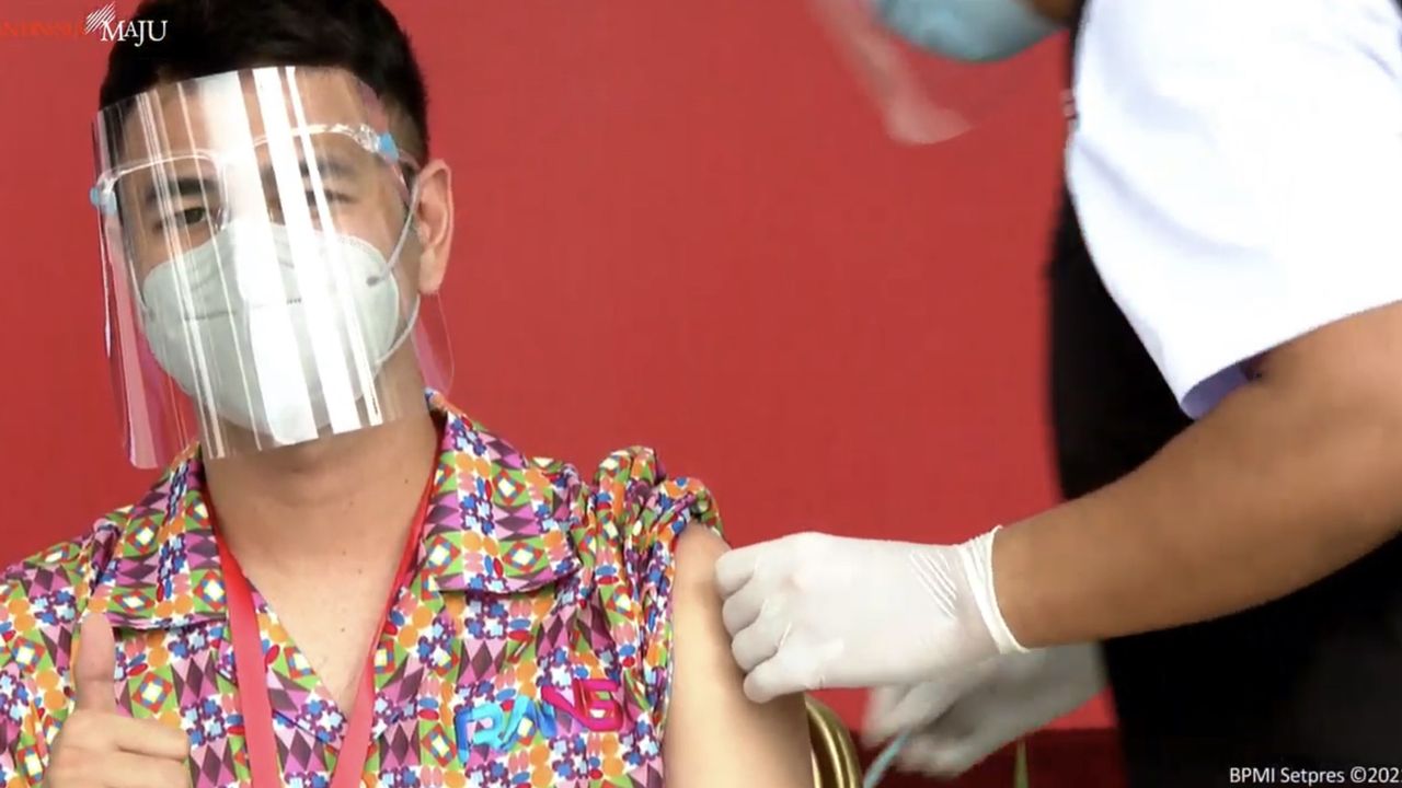 Raffi Ahmad Ikut Terima Vaksin Kedua Bareng Jokowi, Ini Pesan yang Disampaikan