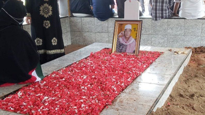 Pemakamannya Diiringi Bacaan Al-Qur'an, Inilah Peristirahatan Terakhir Anton Medan