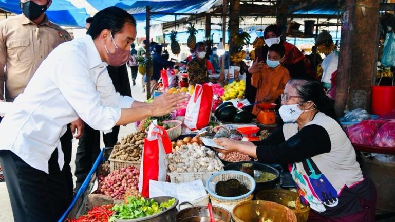 Aksi Jokowi Bagi-Bagi Uang Tunai Pujian, Pedagang Pasar di Sumut: Baru Kali Ini Seumur Hidup Saya..