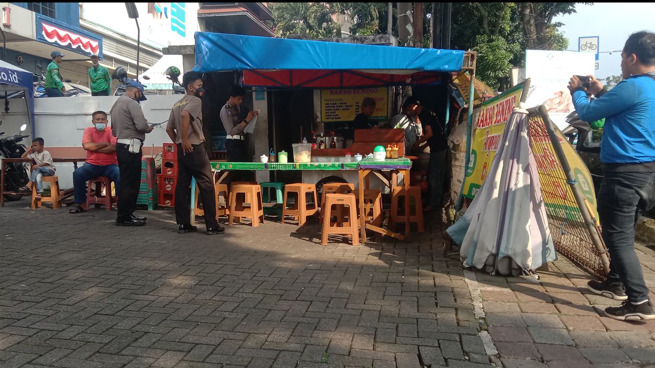 Satu Unit Mobil Tabrak Orang Saat Makan Baso di Sukasari Bogor