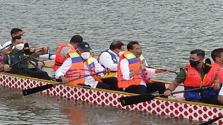 Aksi Presiden Jokowi Mendayung Perahu Naga di Bendungan Ladongi Sulawesi Tenggara