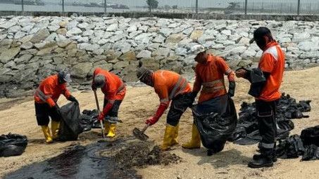 Tiga Hari Pasca Tumpahan Minyak, Otoritas Singapura Mulai Bersihkan Area Pantai Pulau Sentosa