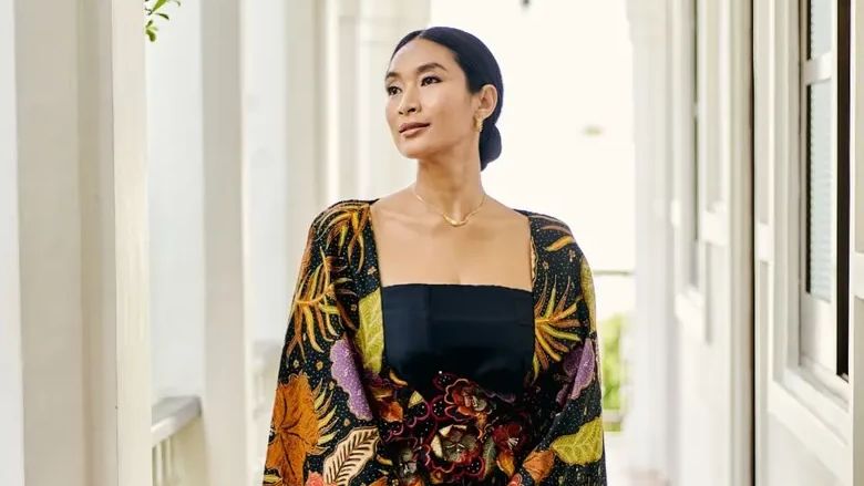 Happy Salma Lulus S1 Filsafat Hindu dalam 2,5 Tahun