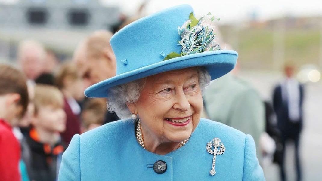 Ratu Elizabeth II Dimakamkan dengan Cincin Nikah dan Anting Mutiara