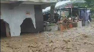 Tanggul Sungai Cisunggalah Jebol, Dua RT di Bandung Diterjang Banjir Bandang