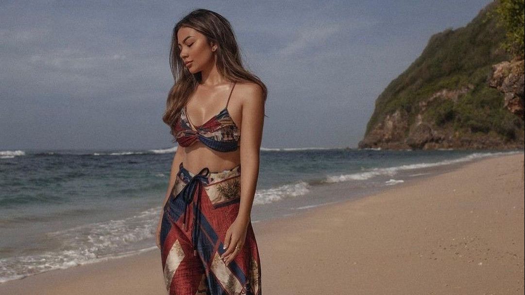 Ariel Tatum Pose Seksi Pakai Bikini di Tepi Pantai Bali, Bawaannya Bikin Kaum Adam Ingin Melamarnya